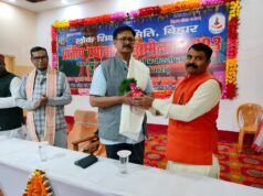 Modern farmer Sudhanshu Kumar was honored in Vidya Bharti's Principal Conference