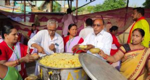 Karyakartas of Vidya Bharati helped flood victims in Sikkim